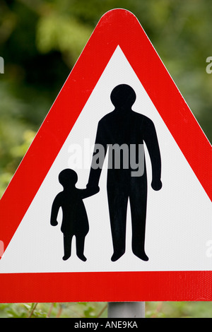 Fußgänger In Road Ahead Warnzeichen auf der Straße in Oxfordshire, Vereinigtes Königreich Stockfoto