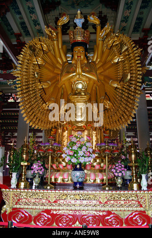 Viele bewaffnete goldene Buddha-Statue, Kaiyuan Si Tempelanlage, Chaozhou, China Stockfoto