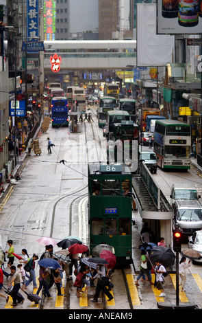 Überfüllten Fußgängerzone Zebrastreifen während der Mittagszeit Rush in Hong Kong, China Stockfoto