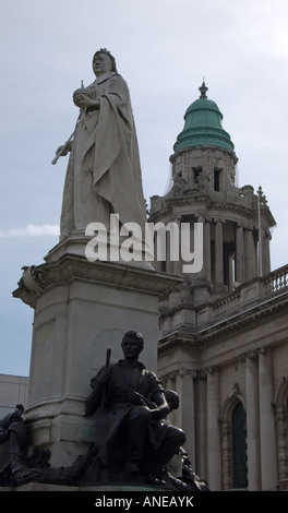 Statue der Königin Victoria, der Belfast City Hall, Belfast, Nordirland Stockfoto