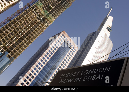 Werbung Board an der Sheikh Zayed Road mit Wolkenkratzern hinter in Dubai, VAE. Stockfoto