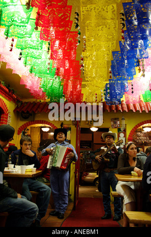 Mexikanische Livemusik in einem Burrito-Shop in der Mission, San Francisco, Kalifornien Stockfoto