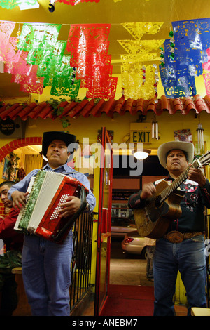 Mexikanische Livemusik in einem Burrito-Shop in der Mission, San Francisco, Kalifornien Stockfoto