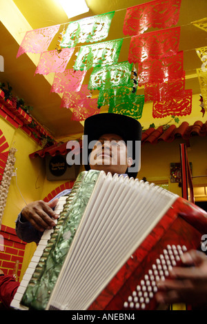 Mexikanische Livemusik in einem Burrito-Shop in der Mission, San Francisco, Kalifornien Stockfoto