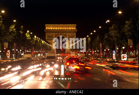 "Champs Elysees in Paris" in der Nacht in der Rush Hour. Stockfoto