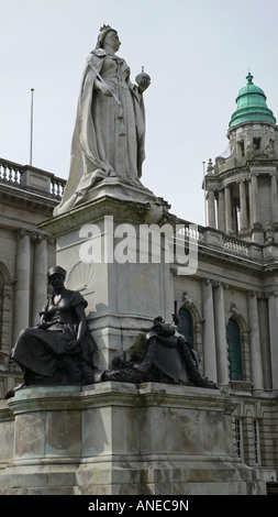 Statue der Königin Victoria, der Belfast City Hall, Belfast, Nordirland Stockfoto