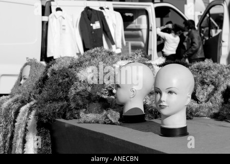 Zwei kahle Schaufensterpuppe Kopf zum Verkauf an einen französischen Straße Markt Stockfoto