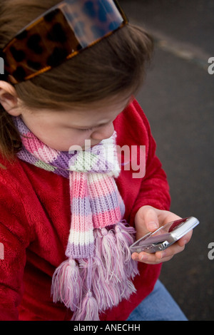 Junge betroffene Mädchen SMS oder Einwahl-Nummer auf Handy Stockfoto