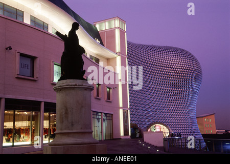 UK-Birmingham Bullring Einkaufszentrum Dämmerung Selfridges Gebäude mit Statue im Vordergrund C Bowman Stockfoto