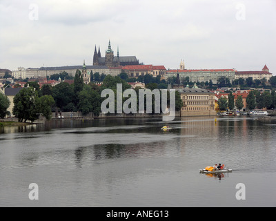 Turmspitzen der St Vitus Cathedral ragen Hradschin Burg Mala Strana und dem Fluss Moldau Prag Tschechische Republik Europa EU Stockfoto