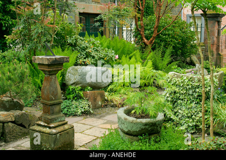 Der Garten in Broughton House in Kirkcudbright, Dumfries und Galloway, Schottland, wo die Künstler Edward Atkinson Hornel (1864-1933) lebte. Stockfoto