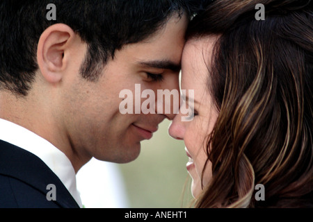 Braut und Bräutigam tanzen den ersten Tanz für ihre Hochzeitsfeier Stockfoto