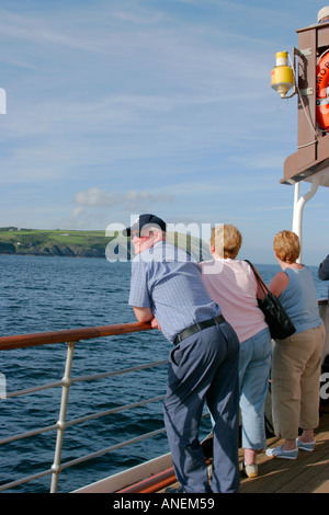 Passagiere auf Tagesausflug auf Schiff MV Balmoral vor der Küste der Isle Of Man Stockfoto