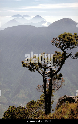 Blick auf die Volcan Cordillera vom Gipfel des Volcan Santa Maria über Quetzaltenango Xela Guatemala Stockfoto