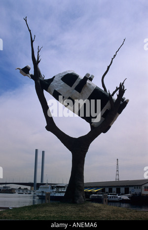 "Kuh auf einen Baum" Skulptur, Footscray Road, Docklands, Melbourne, Victoria, Australien. Stockfoto