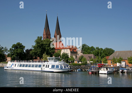 Europa Europa Deutschland Deutschland Brandenburg Neuruppin Hafen Hafen Ruppiner See Lake Kirche St. Trinitatis Dominikanerkloster Stockfoto