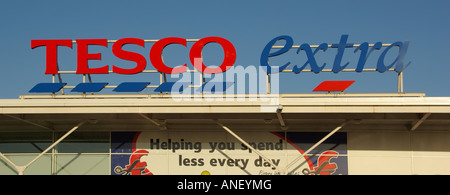 Nahaufnahme Tesco Extra Supermarkt Logo Marke & Geschäft Schild über Einzelhandel Geschäft Einkaufsräume blauer Himmel Tag in Romford London England UK Stockfoto