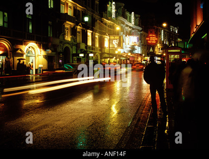 Spät in die Nacht an der Shaftesbury Avenue in Londons West End Theaterbezirk Stockfoto