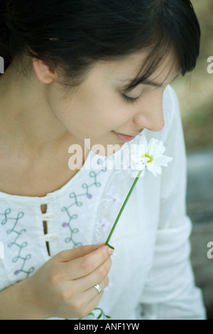 Frau duftenden Blume, Nahaufnahme Stockfoto