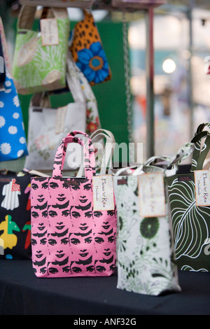 Handgefertigte Taschen von Zahnseide ' n ' Rita für den Verkauf auf einen Stall in Old Spitalfields Market, London, UK Stockfoto