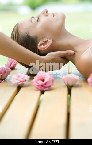 Frau empfangende Nackenmassage Stockfoto