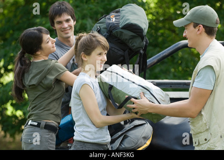 Wanderer, die Ausrüstung von der Rückseite des Fahrzeugs entladen Stockfoto