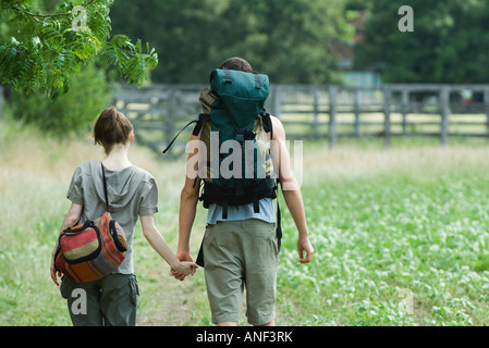 Junges Paar geht für Wanderung, Rückansicht Stockfoto