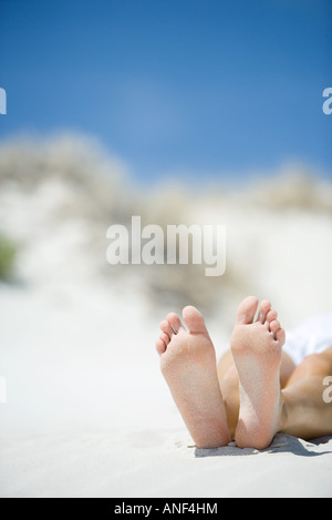 Mann, liegen am Strand, Blick auf Beine abgeschnitten Stockfoto