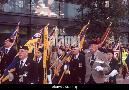 Kriegsveteranen mit Medaillen und Mohn von Royal British Legion marschiert mit Fahnen an Herrn Bürgermeister Show, City of London, England Stockfoto