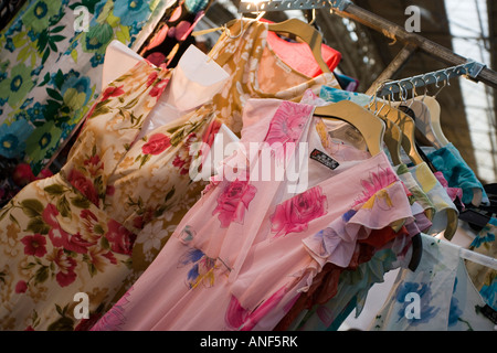 Chinesisch gebildete Fashion Bekleidung zum Verkauf auf einem Stall in Old Spitalfields Market, London, UK Stockfoto