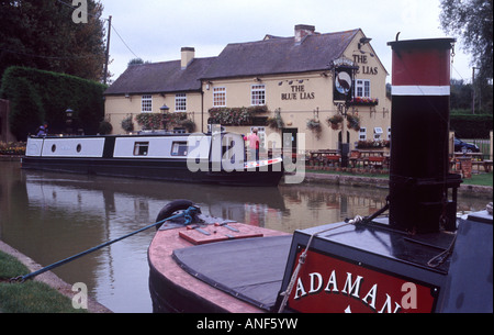 Narrowboat Liegeplatz im Blue Lias Pub mit Dampf angetrieben Kanal Schlepper im Vordergrund, Stockton Bottom Lock, Grand Union Canal Stockfoto