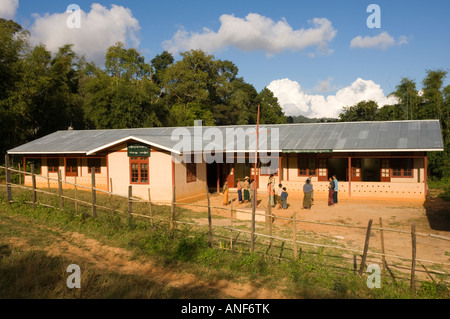 Dorfschule gebaut von einem lokalen Grassroot NGO namens RDS Rural Development Society Stockfoto