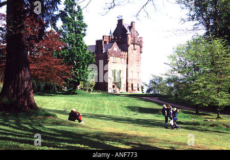 Brodick Castle auf der Insel Arran Schottland mit Frühlingssonne genießen Besucher aus Garten angesehen. Stockfoto