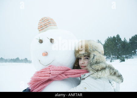 Teen Mädchen Schal mit Schneemann zu teilen Stockfoto