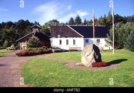 Glenmore Visitor Centre in der Nähe von Aviemore in Schottland mit norwegischen Krieg Gedenkstein und Flagge Stockfoto