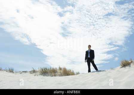 Geschäftsmann auf Sanddüne, niedrigen Winkel Ansicht stehen Stockfoto