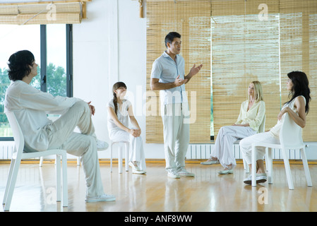 Mann führenden Gruppentherapie-Sitzung Stockfoto