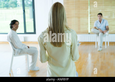 Frau führenden Gruppentherapie-Sitzung, Rückansicht Stockfoto