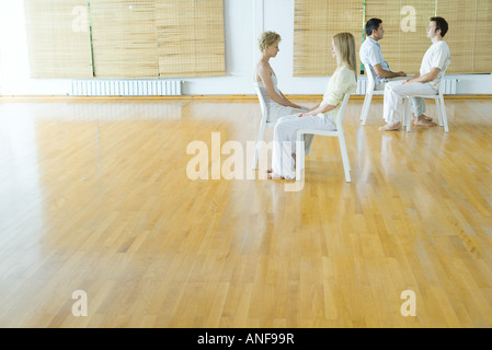 Zwei Paare von Erwachsenen zusammensitzen während der Therapie-Sitzung Stockfoto