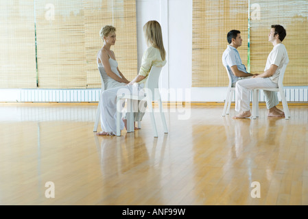 Zwei Paare von Erwachsenen zusammensitzen während der Therapie-Sitzung Stockfoto