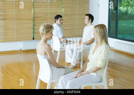 Zwei Paare von Erwachsenen zusammensitzen während der Therapie-Sitzung Stockfoto