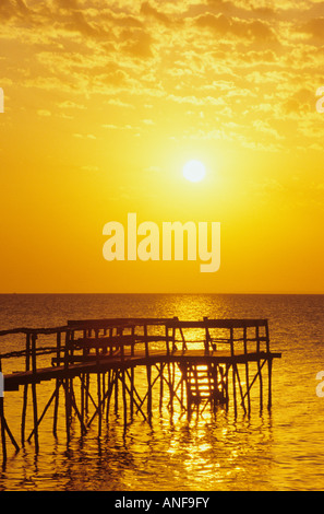 Pier am Lake Winnipeg bei Sonnenaufgang, Sandy Hook, Manitoba, Kanada. Stockfoto