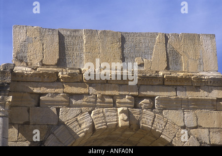 Lateinische Inschrift Körperrückseite der Triumphbogen in der römischen Ruinen in Volubilis Marokko Nordafrika Stockfoto