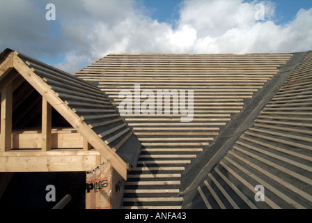 Freistehendes Haus im Bau, Dacharbeiten einschließlich Giebelleisten und allgemeine Vorbereitung für einfache Fliesen Essex England UK Stockfoto