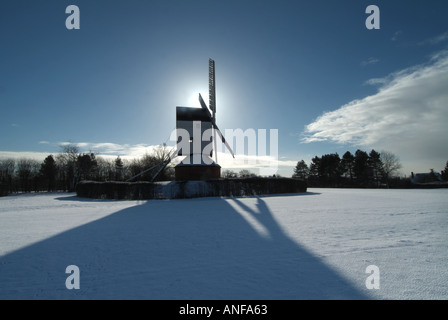 Mountnessing Mühle Silhouette & Schnee Village Green nach Schneefall mit langen Schatten von winter Sonnenaufgang Brentwood Essex England Großbritannien Stockfoto