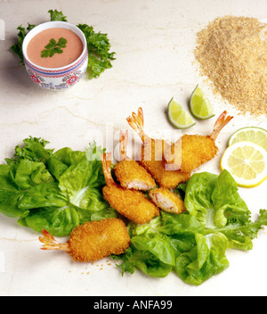 Garnelenfarm angehobenen Vanameii panierte Butterfly Stil tief gebraten mit Salat und Golf Soße Stockfoto