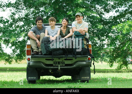 Junge Wanderer auf der Rückseite Pick-up-truck Stockfoto