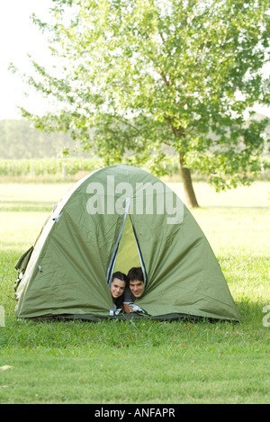 Junge Camper spähen Köpfe aus Zelt Stockfoto