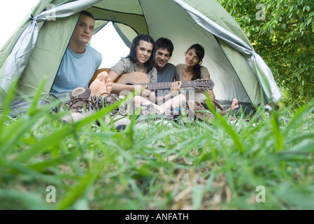 Freunde sitzen zusammen im Zelt Stockfoto