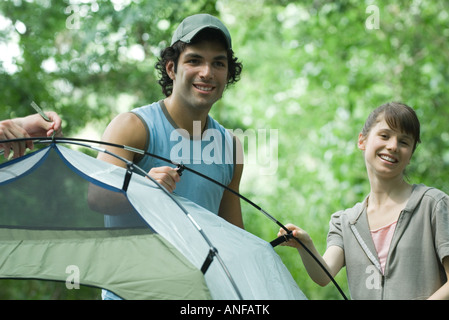 Junge Camper steht Zelt Stockfoto